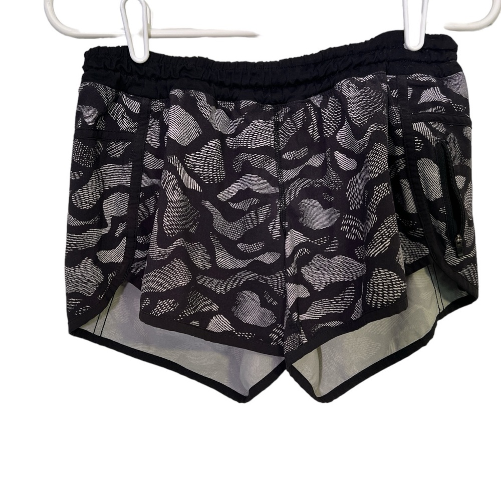 Lululemon Women’s Hotty Hot running shorts. Low rise. Excellent‎ condition. Sz6